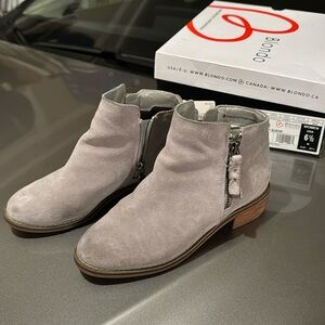 Blondo - Liam light grey suede booties